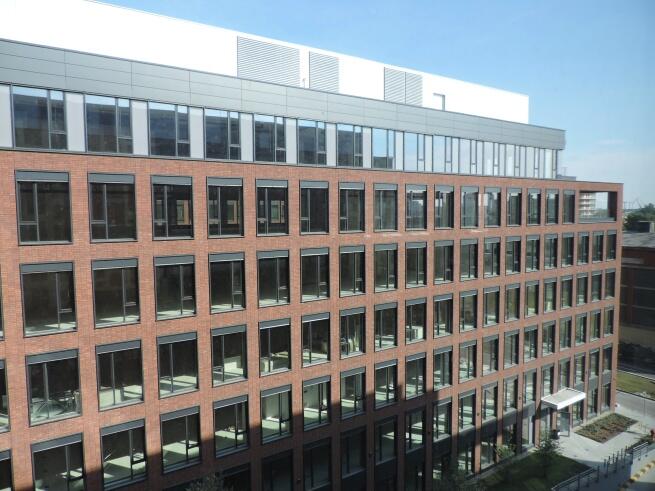 Swiss Re Secures Massive 10-Year Office Lease Extension in Bratislava's TwinCity B, Setting New ESG Standards