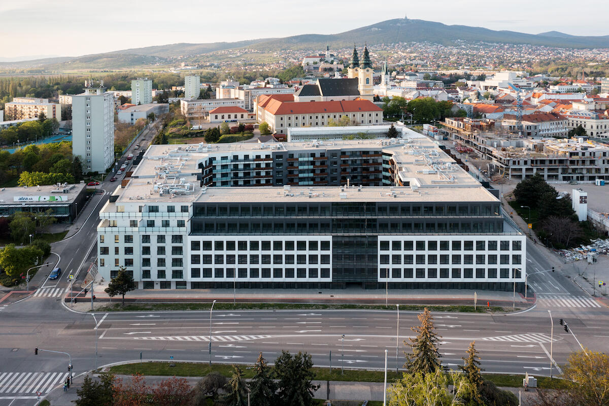 A compact block was built in the center of Nitra. The attractiveness of Tabáňa is increased by the inner atrium